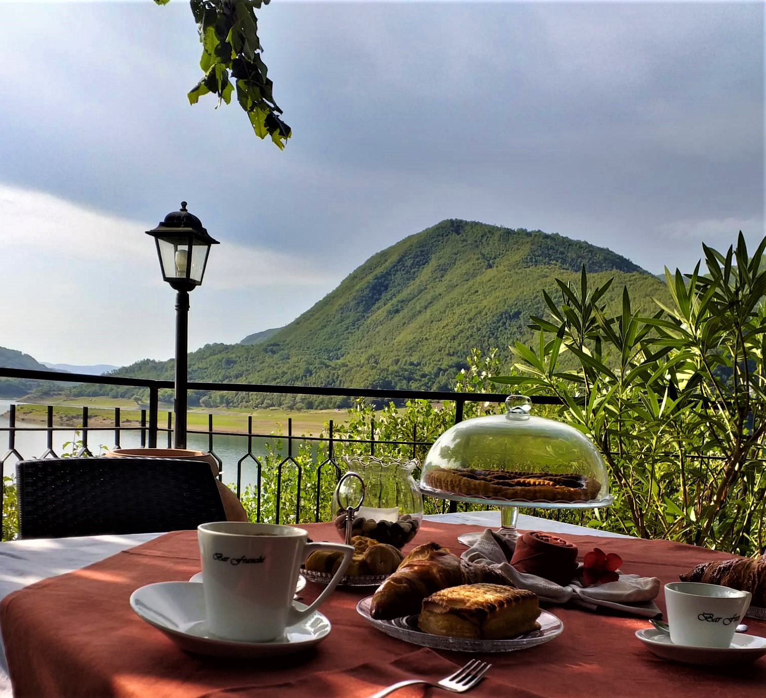 castel_di_tora_hotel_turano_colazione_giardino