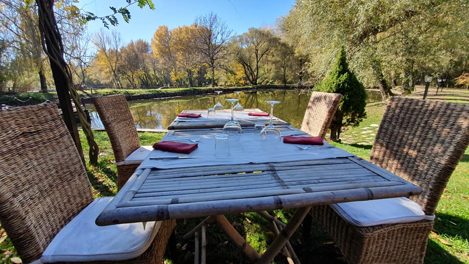 collalto_sabino_la_locanda_del_poeta_tavolo_in_giardino