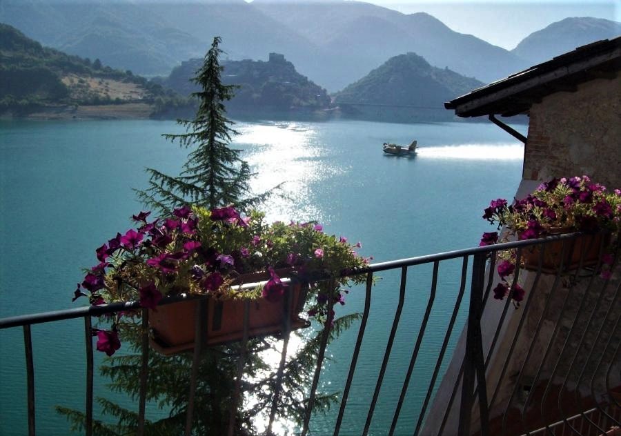 colle_di_tora_la_casetta_sul_lago_vista_terrazza