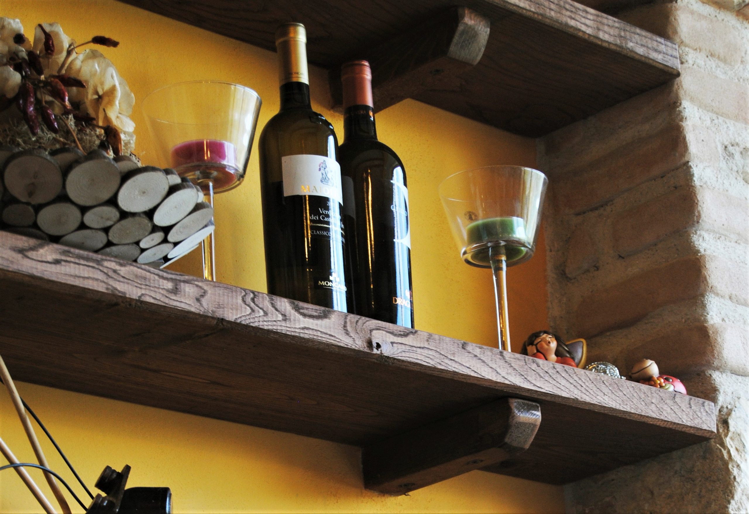 colle_di_tora_ristorante_cera_una_volta_dettaglio_bottiglie_di_vino