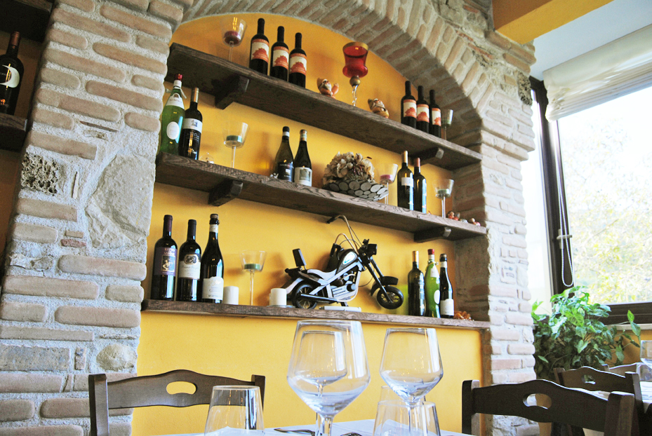 colle_di_tora_ristorante_cera_una_volta_mobile_bottiglie_di_vino