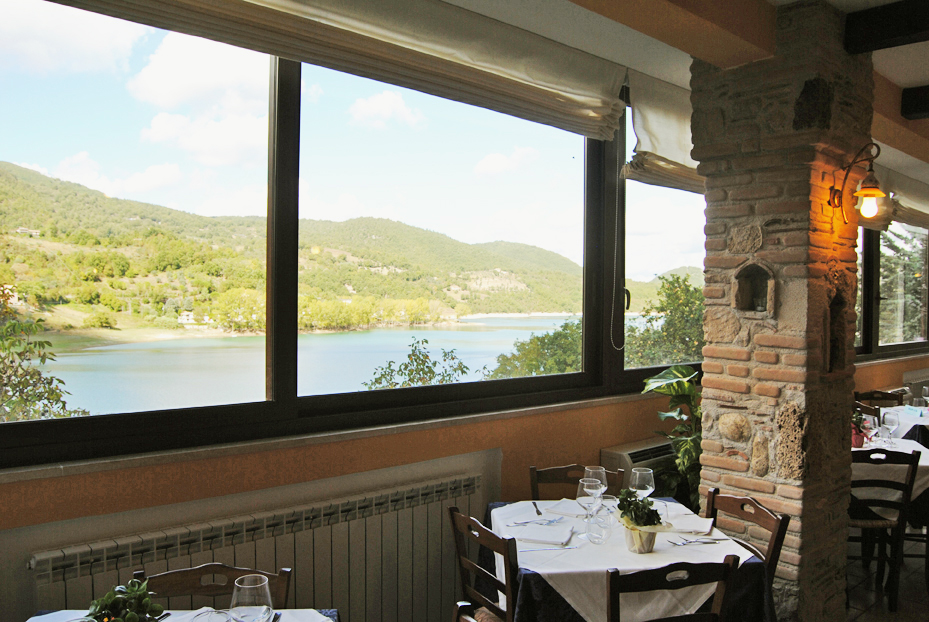 colle_di_tora_ristorante_cera_una_volta_tavoli_con_vista_lago