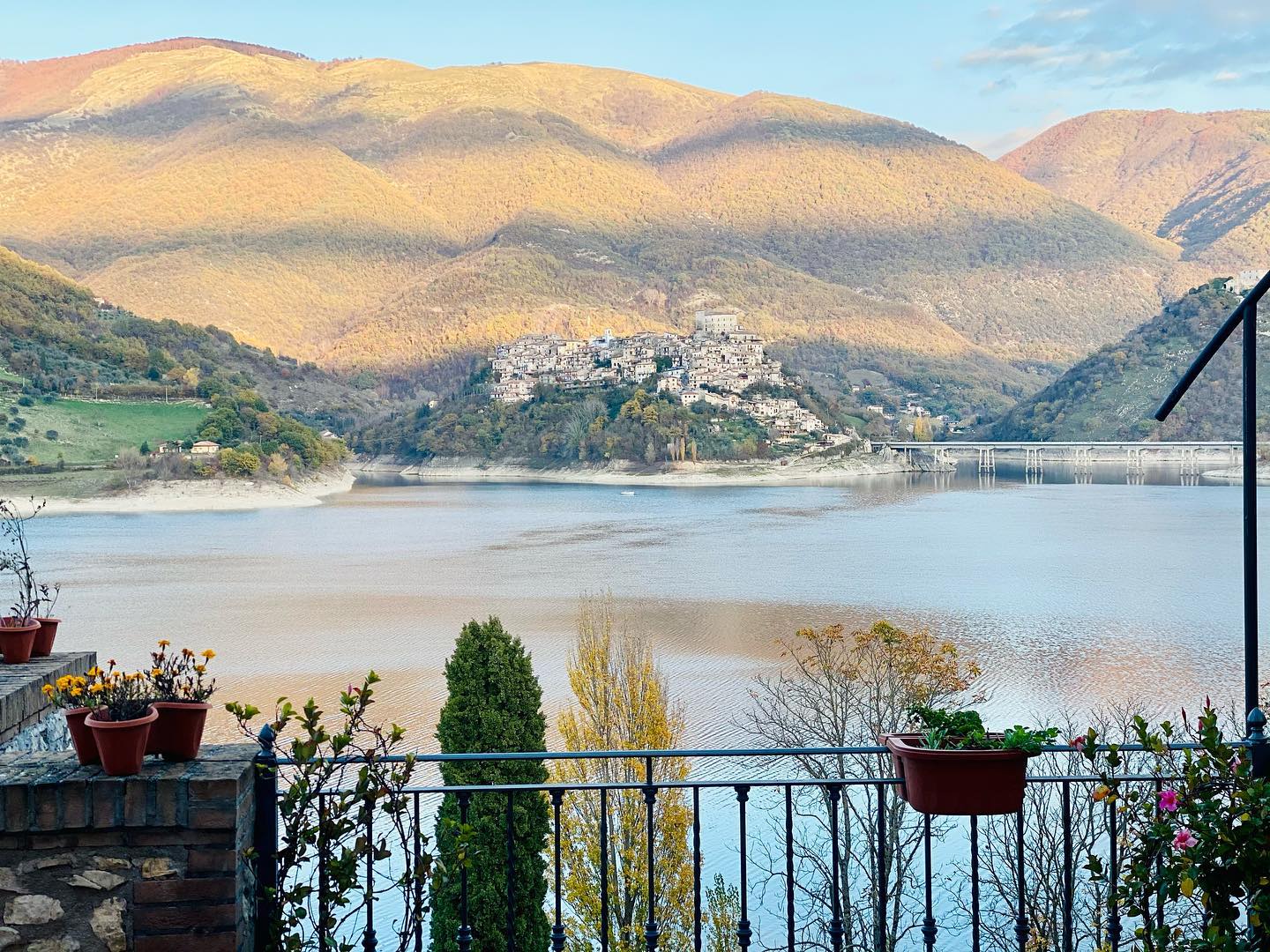 colle_di_tora_turano_resort_terrazza_con_vista_lago