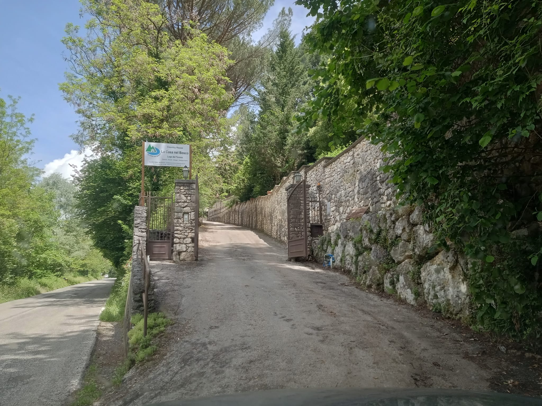 country-house-la-casa-nel-bosco-esterno-ingresso